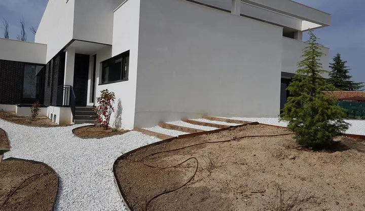 Fachada de una casa con su jardín