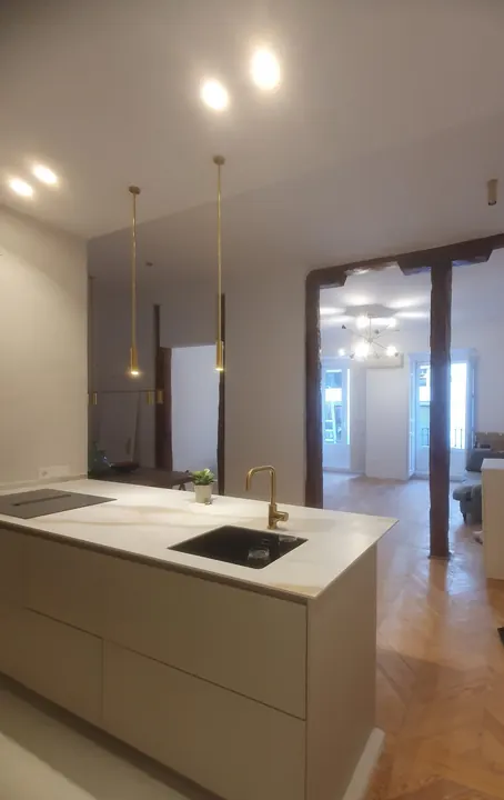 Cocina abierta al salón, entre vigas de madera