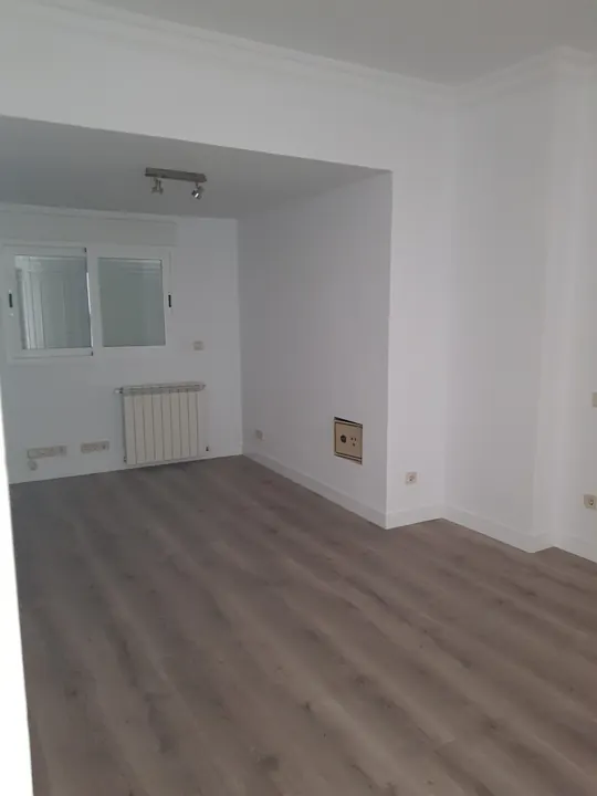Salón reformado, con moldura en el techo