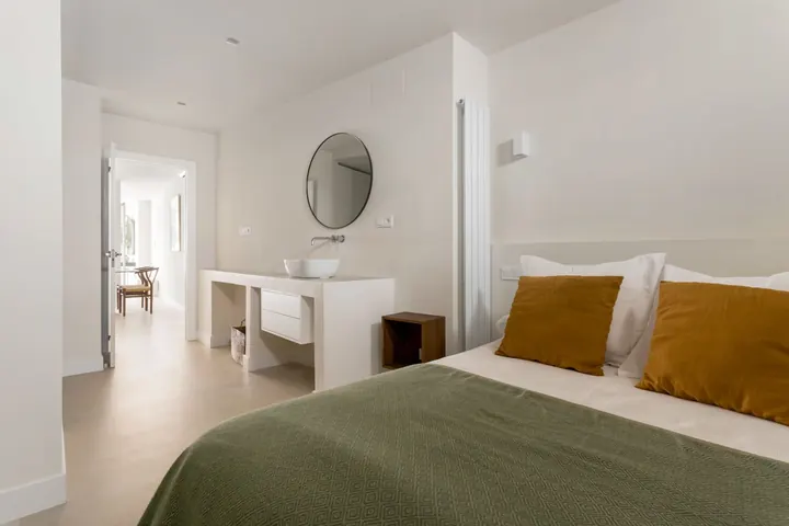 Dormitorio con lavabo de obra