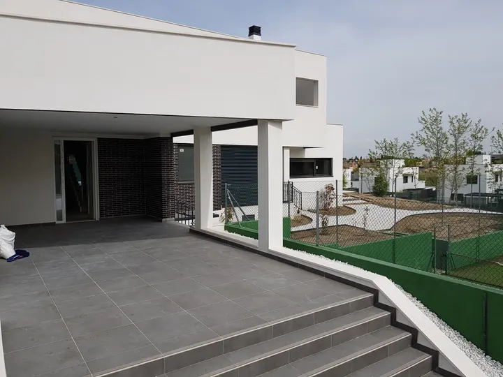 Porche con escaleras y jardín