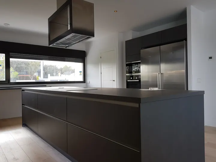 Cocina con isla y electrodomésticos integrados