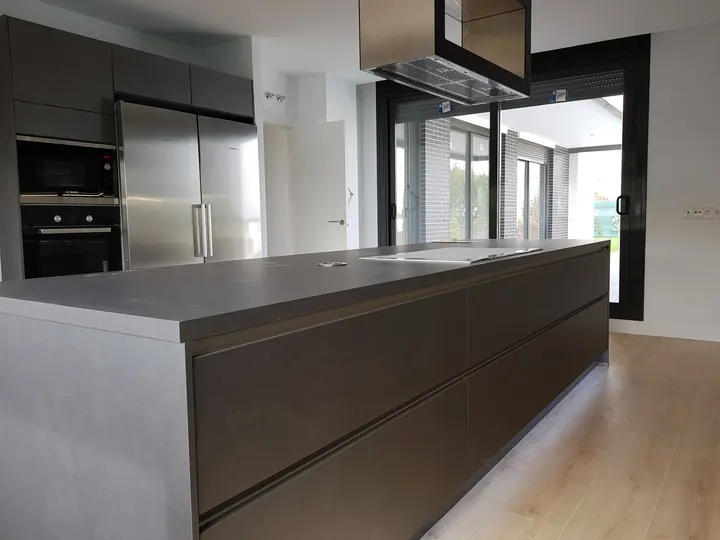 Cocina con isla y ventanal