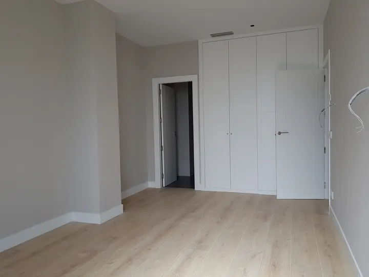 Dormitorio con armarios empotrados