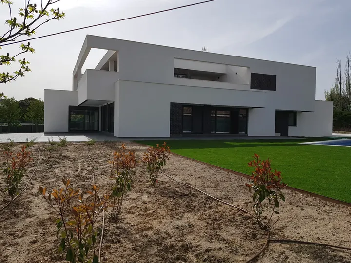 Fachada trasera con jardín